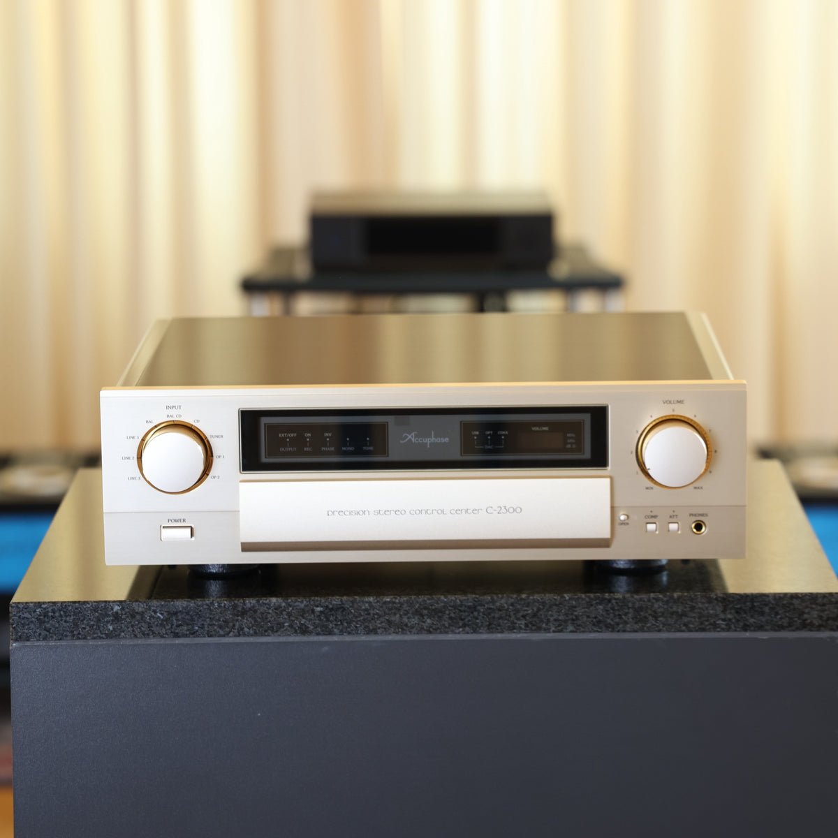Accuphase C-2300 Vorverstärker Gebraucht – Frontansicht