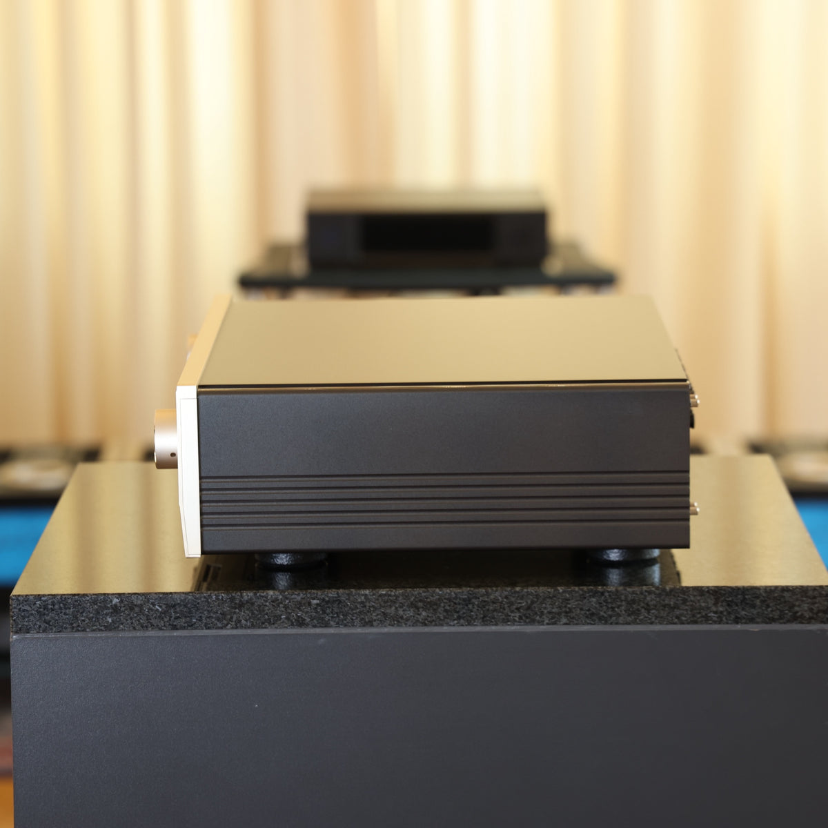 Accuphase C-2300 Vorverstärker Gebraucht – rechte Seite