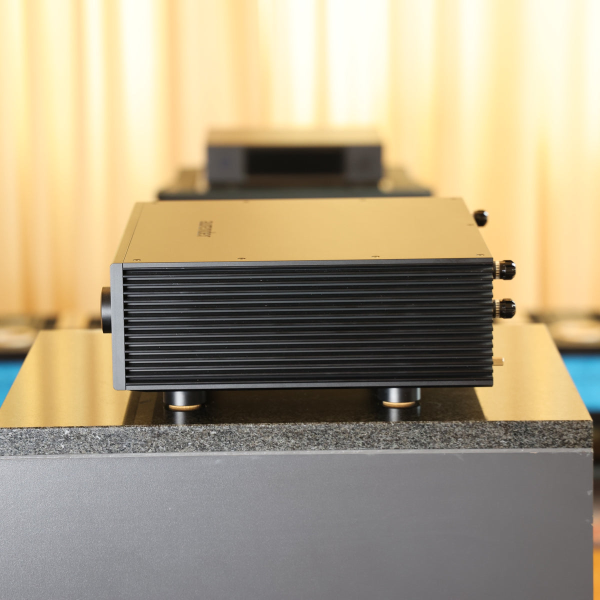 Aurender AP20 Streaming-Vollverstärker Vorführware – rechte Seite