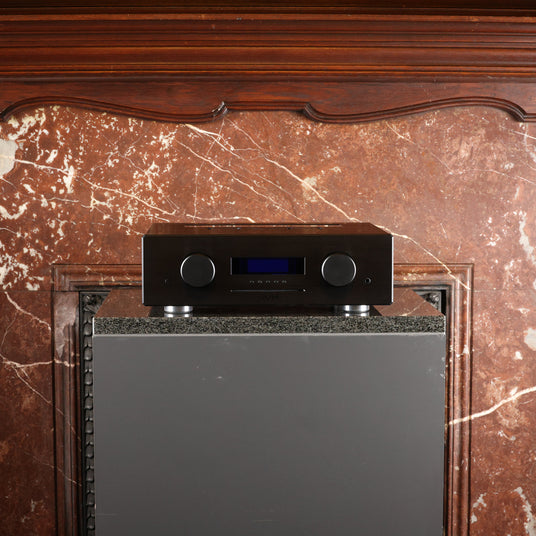 AVM CS 8.3 Black Edition mit S-DAC All-In-One-Vollverstärker (Vorführware), Frontansicht