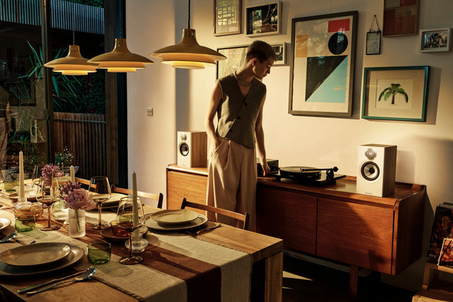 Bowers & Wilkins 607 S3 Kompaktlautsprecher in Oak, im Wohnraum