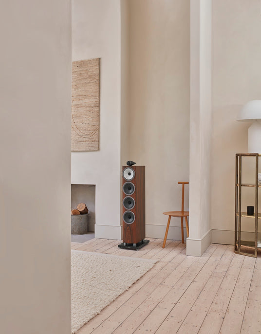 Bowers & Wilkins 702 S3 Standlautsprecher in Mocha, im Wohnraum