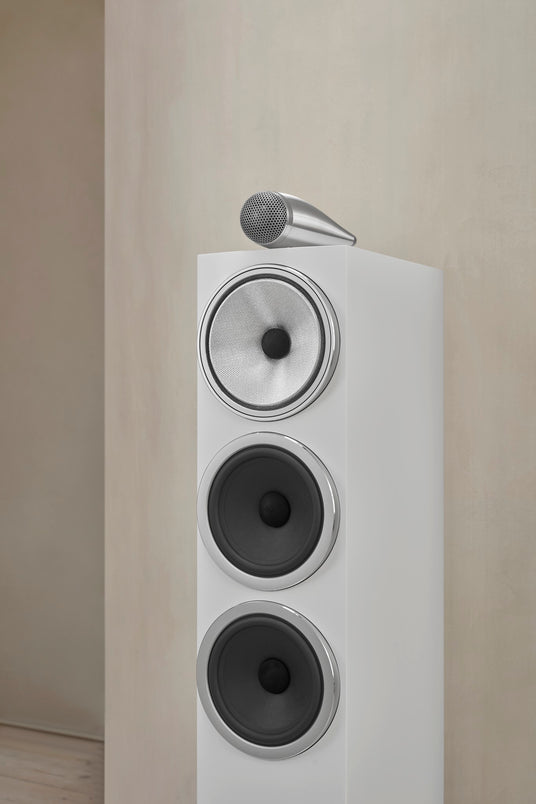 Bowers & Wilkins 703 S3 Standlautsprecher in Satin White, im Wohnraum