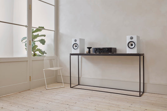 Bowers & Wilkins 706 S3 Kompaktlautsprecher in Satin White, im Wohnraum