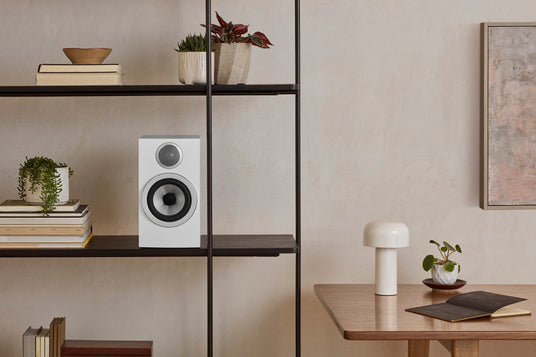 Bowers & Wilkins 707 S3 Kompaktlautsprecher in Satin White, im Wohnraum