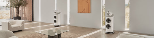 Bowers & Wilkins Standlautsprecher in einem hellen Wohnraum