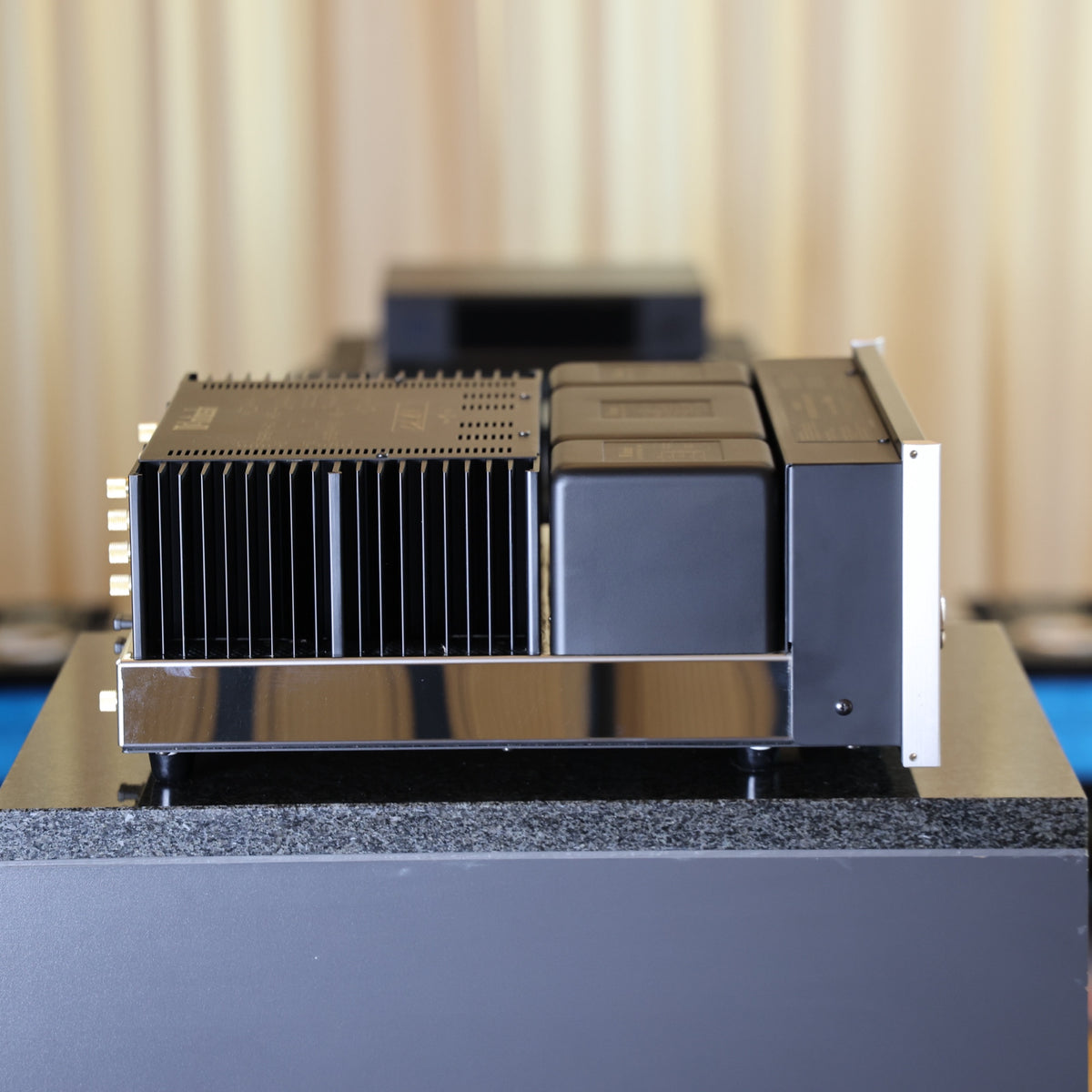 McIntosh MA6900 AC Final Edition Vollverstärker Gebraucht – linke Seite