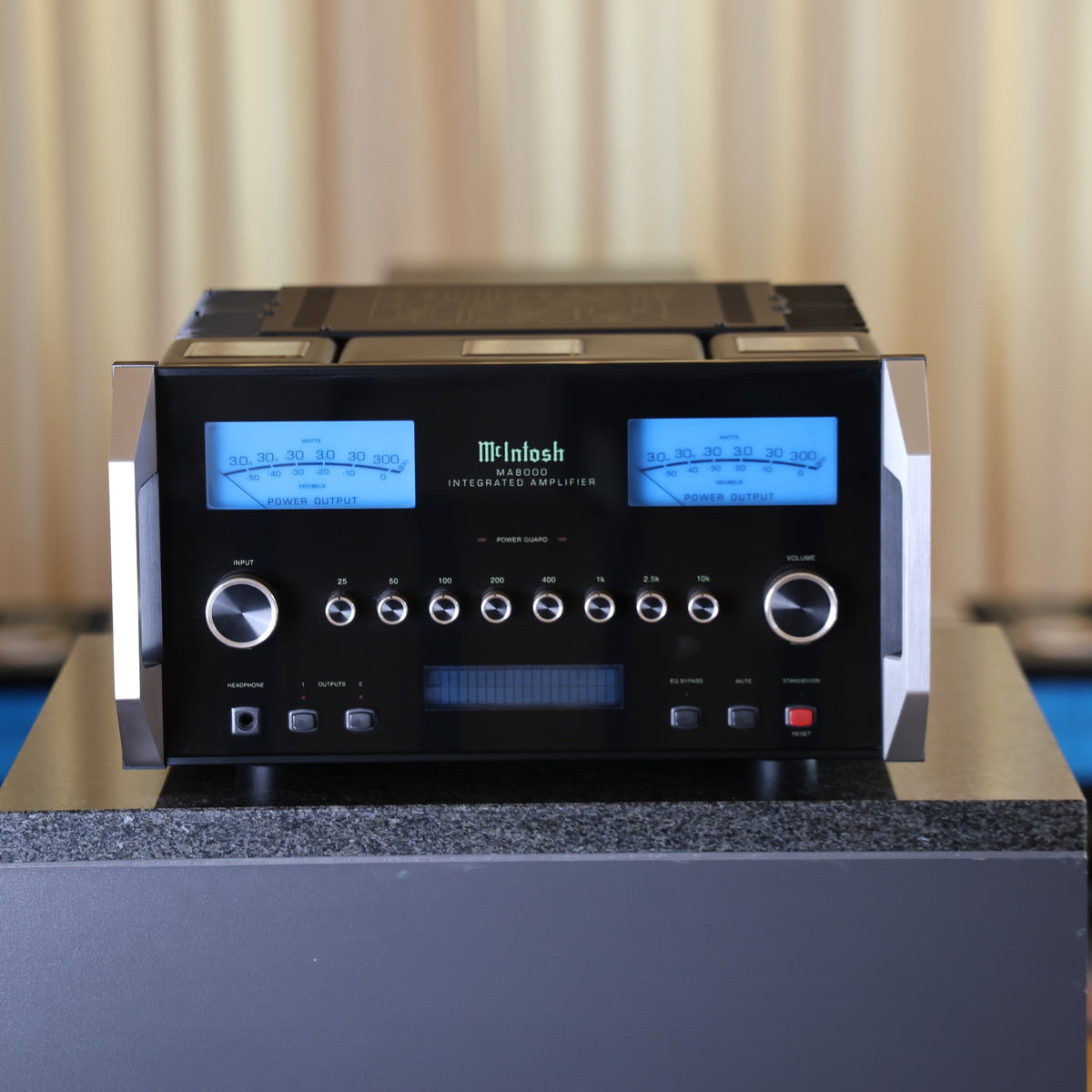 McIntosh MA8000 AC Vollverstärker Gebraucht – Frontansicht