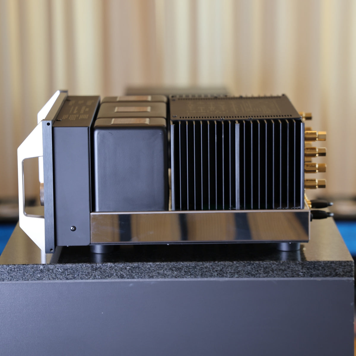 McIntosh MA8000 AC Vollverstärker Gebraucht – rechte Seite