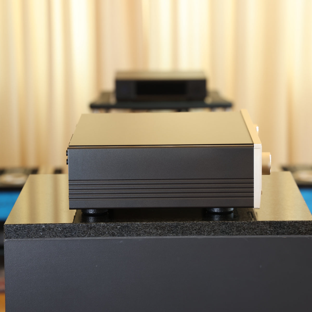 Accuphase C-2300 Vorverstärker Gebraucht – linke Seite