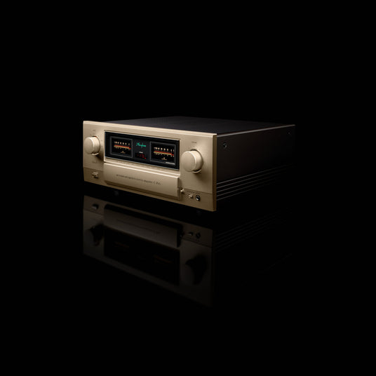 Accuphase E-700 Vollverstärker, Frontansicht von schräg rechts