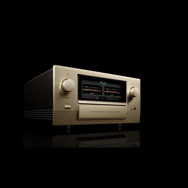 Accuphase E-800S Vollverstärker, Frontansicht von schräg links
