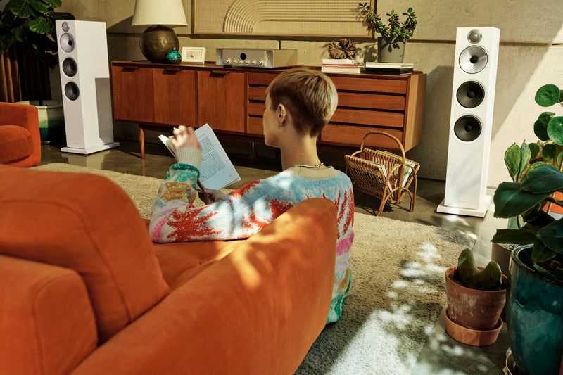 Bowers & Wilkins 603 S3 Standlautsprecher in White, im Wohnraum