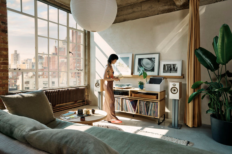 Bowers & Wilkins 606 S3 Kompaktlautsprecher in Weiß in einem Loft