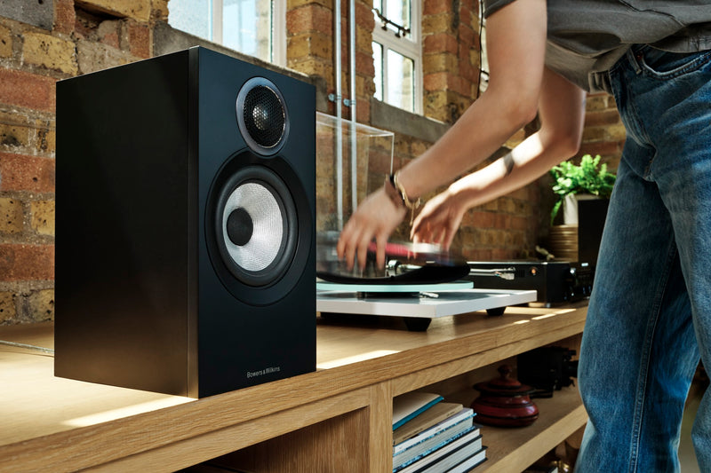 Bowers & Wilkins 607 S3 Kompaktlautsprecher in Black, im Wohnraum