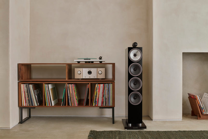 Bowers & Wilkins 702 S3 Standlautsprecher in Gloss Black, im Wohnraum