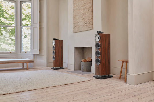 Bowers & Wilkins 702 S3 Standlautsprecher in Mocha, im Wohnraum
