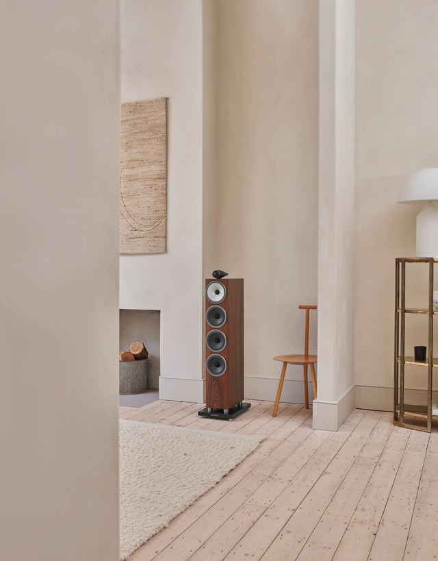 Bowers & Wilkins 702 S3 Standlautsprecher in Mocha, im Wohnraum