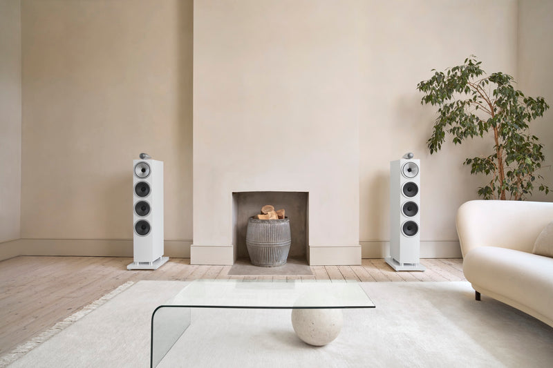 Bowers & Wilkins 702 S3 Standlautsprecher in Satin White, im Wohnraum