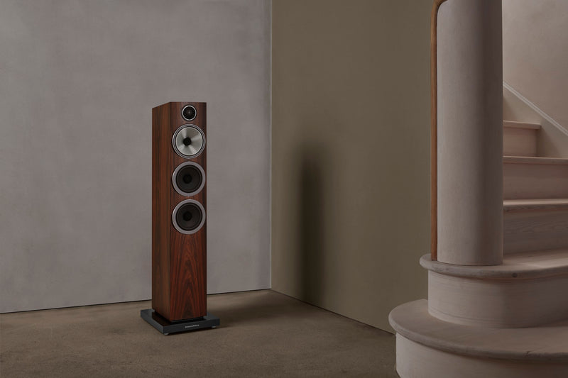 Bowers & Wilkins 704 S3 Standlautsprecher in Mocha, im Wohnraum