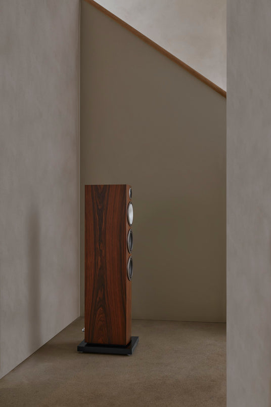 Bowers & Wilkins 704 S3 Standlautsprecher in Mocha, im Wohnraum