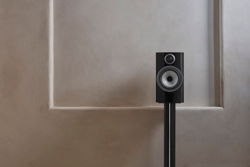 Bowers & Wilkins 706 S3 Kompaktlautsprecher in Gloss Black, im Wohnraum