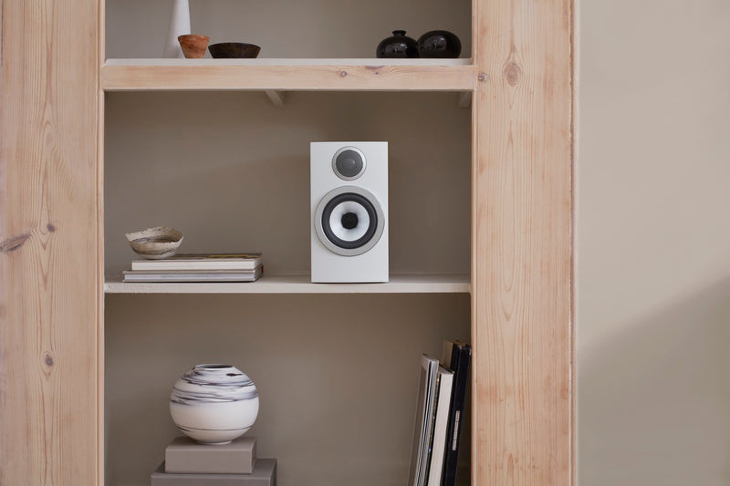 Bowers & Wilkins 707 S3 Kompaktlautsprecher in Satin White, im Wohnraum