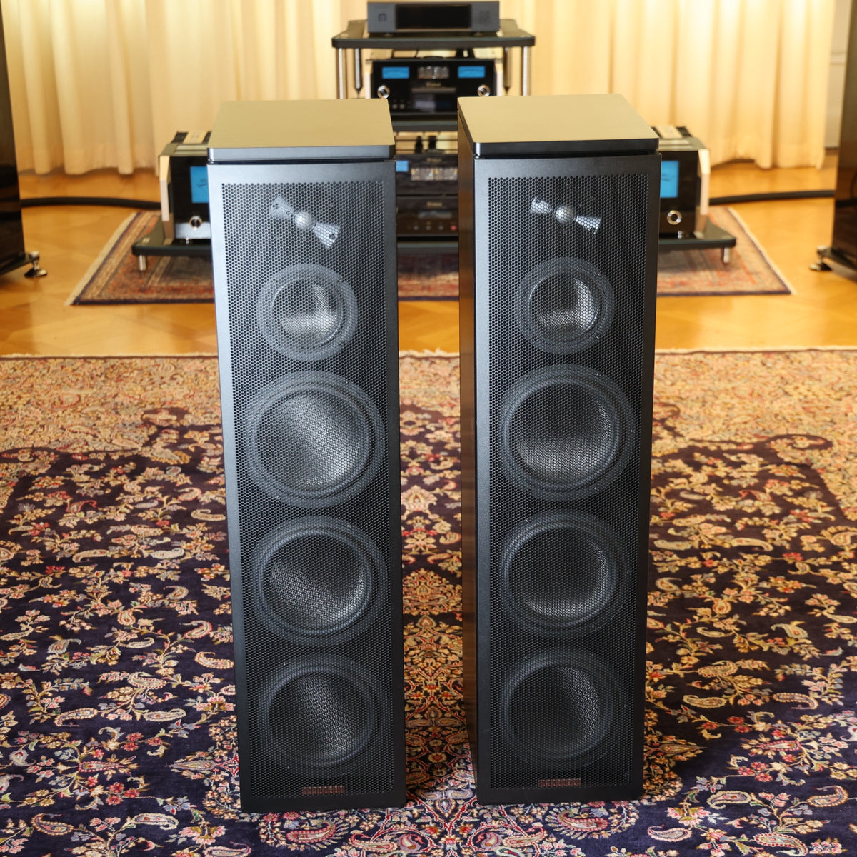 Magico A5 Standlautsprecher mit Frontgitter Vorführware, Paar – Front mit Abdeckung