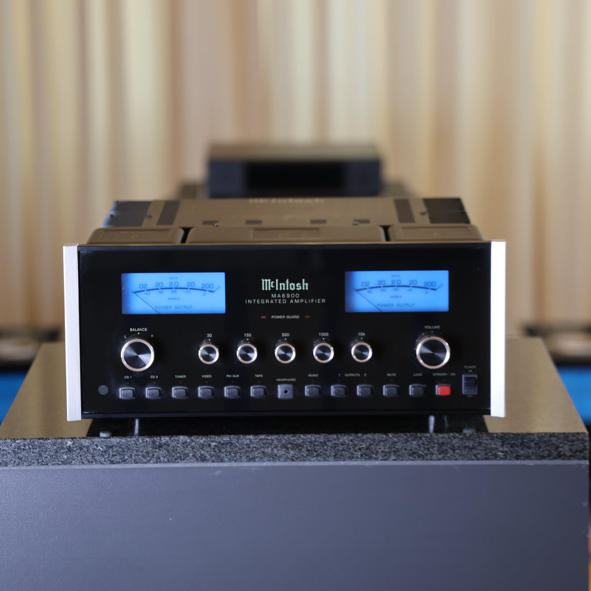 McIntosh MA6900 AC Final Edition Vollverstärker Gebraucht – Frontansicht