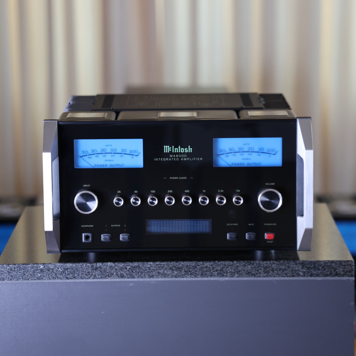 McIntosh MA8000 AC Vollverstärker Gebraucht – Frontansicht
