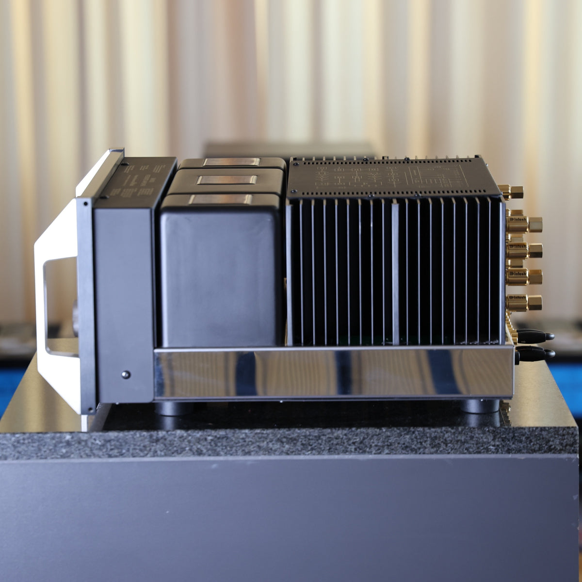 McIntosh MA8000 AC Vollverstärker Gebraucht – rechte Seite