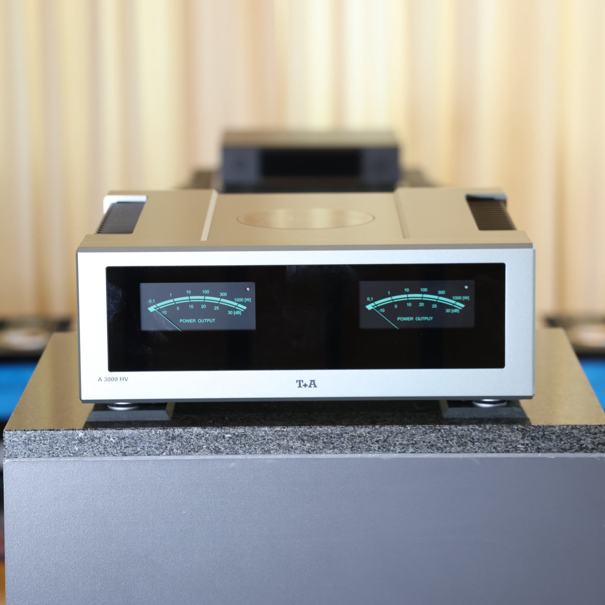 T+A A 3000 HV Stereo-Endverstärker Silber Gebraucht – Frontansicht