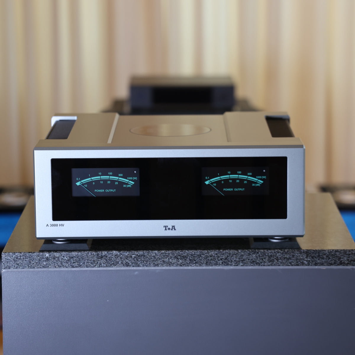 T+A A 3000 HV Stereo-Endverstärker Silber Gebraucht – Frontansicht