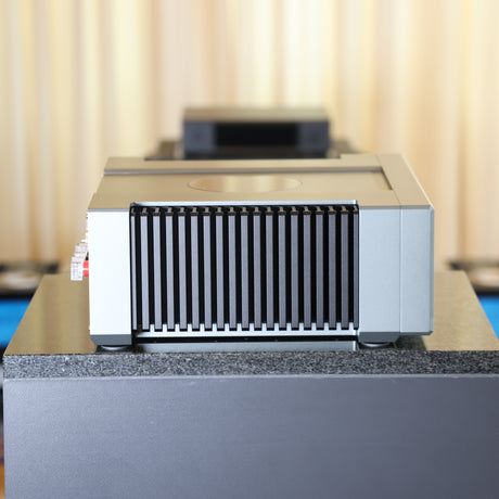 T+A A 3000 HV Stereo-Endverstärker Silber Gebraucht – linke Seite