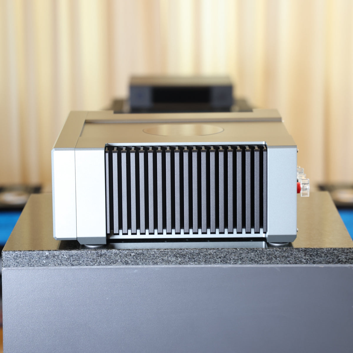 T+A A 3000 HV Stereo-Endverstärker Silber Gebraucht – rechte Seite