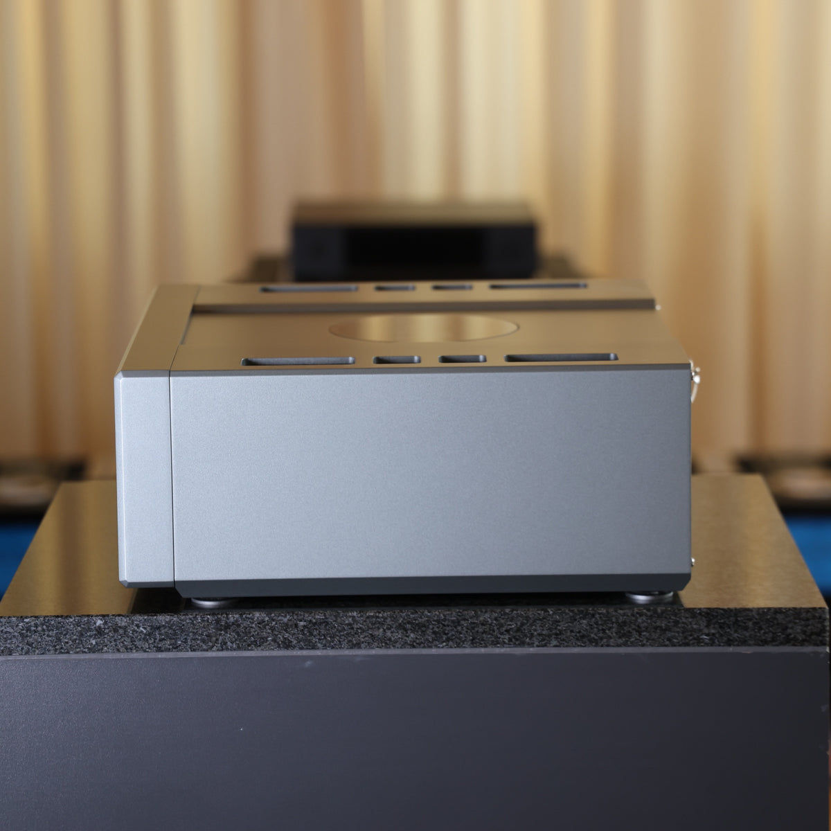 T+A PS 3000 HV Leistungsnetzteil Silber Vorführware – rechte Seite