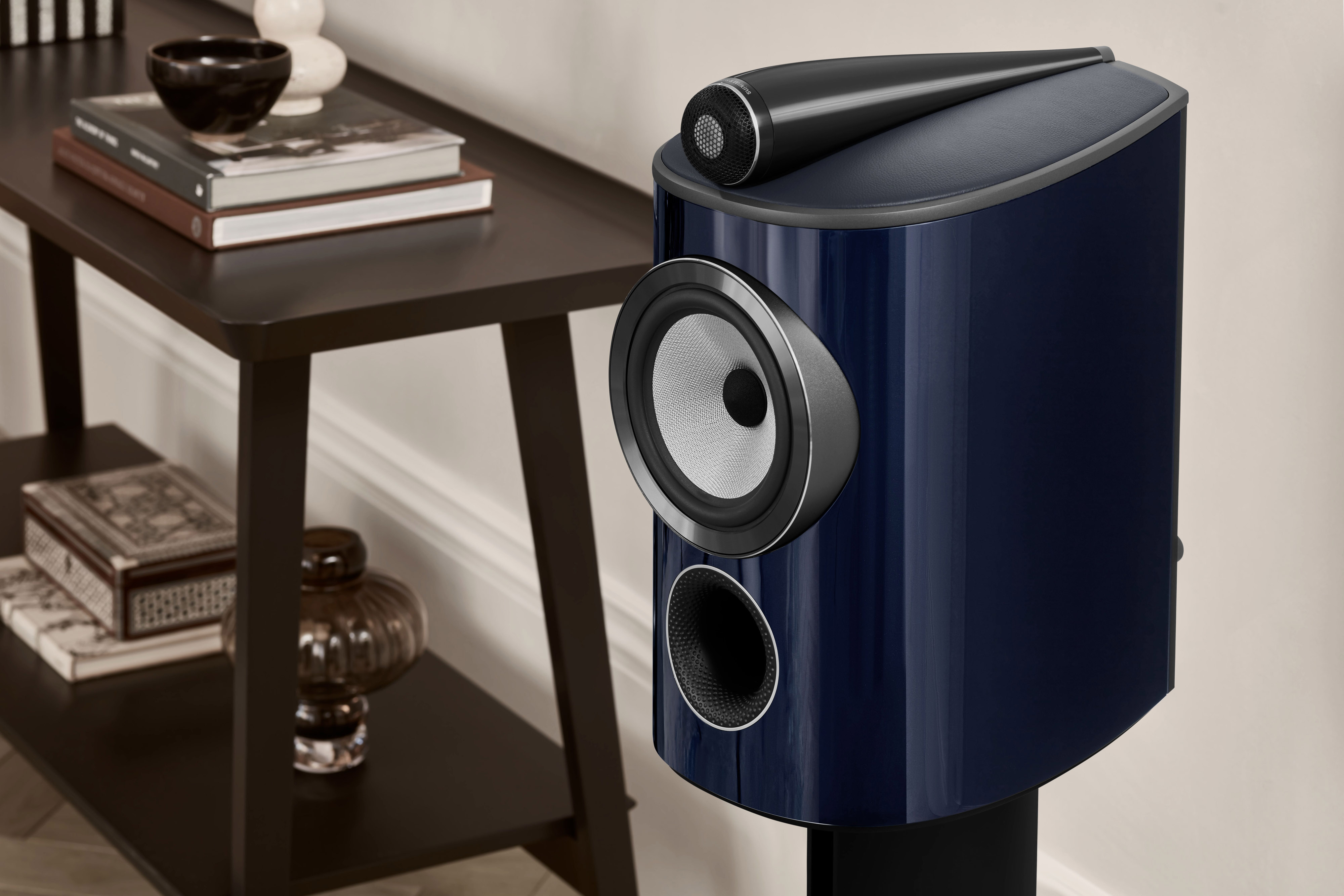 Bowers & Wilkins 805 D4 Signature Midnight Blue Metallic Lautsprecher mit Standfuß in einem Wohnzimmer