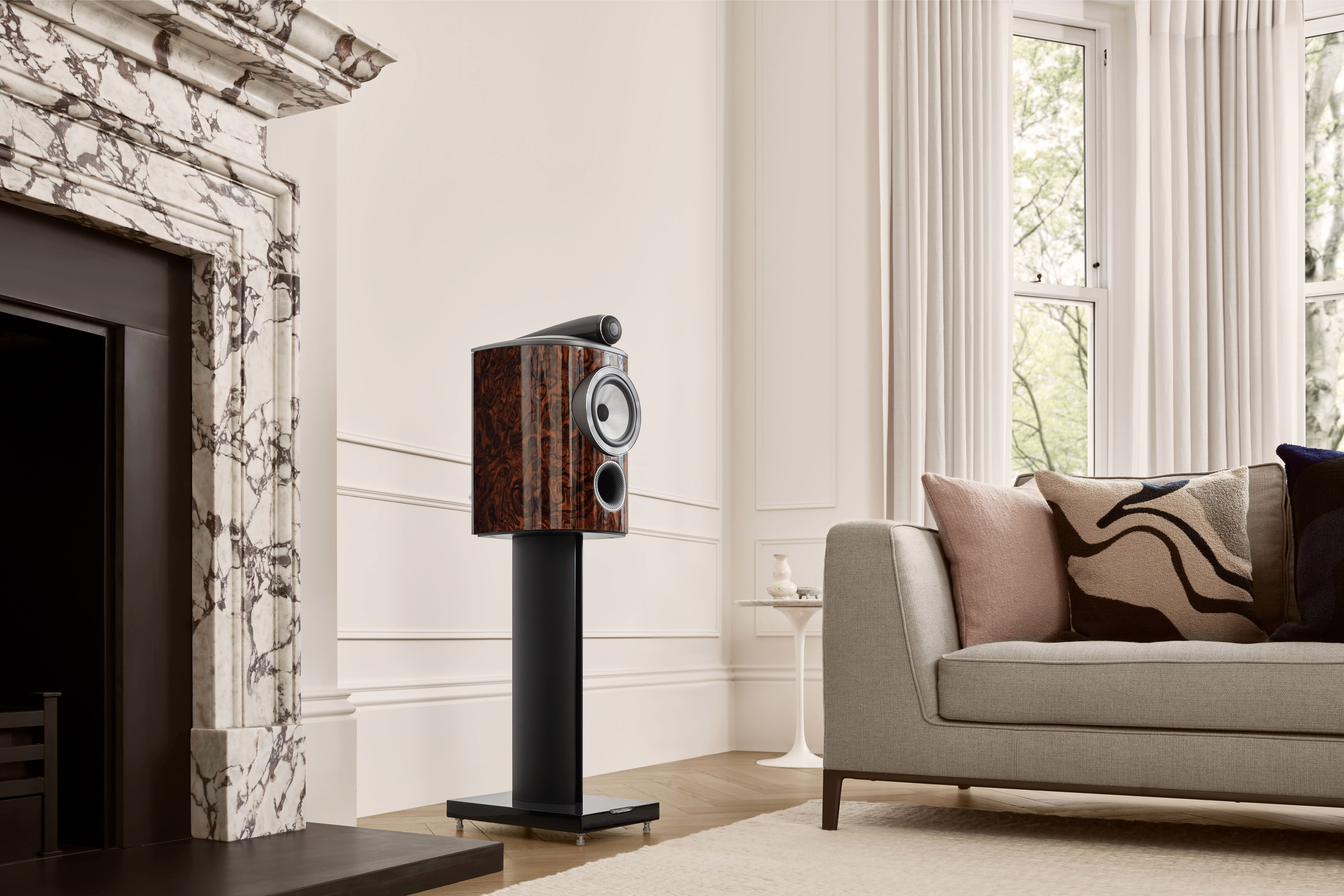 Bowers & Wilkins 805 D4 Signature California Burl Gloss Lautsprecher mit Standfuß in einem Wohnzimmer