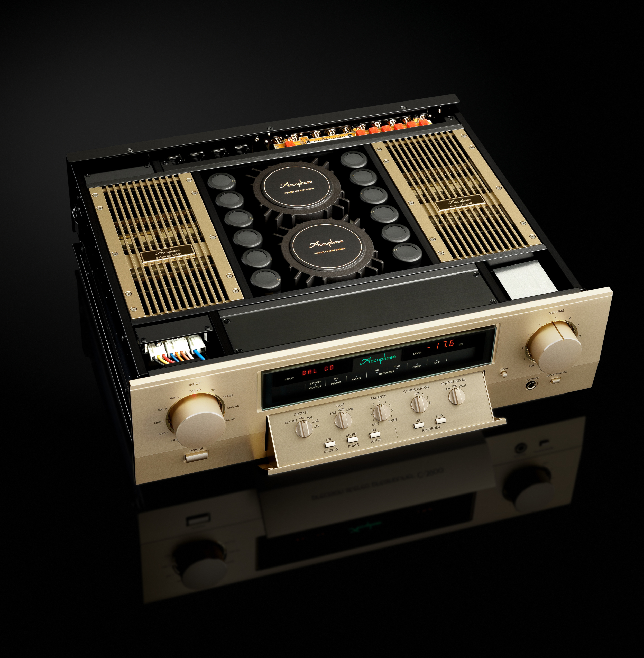 Accuphase C-3900 Vorstufe mit geöffneter Gehäuseabdeckung Diagonal