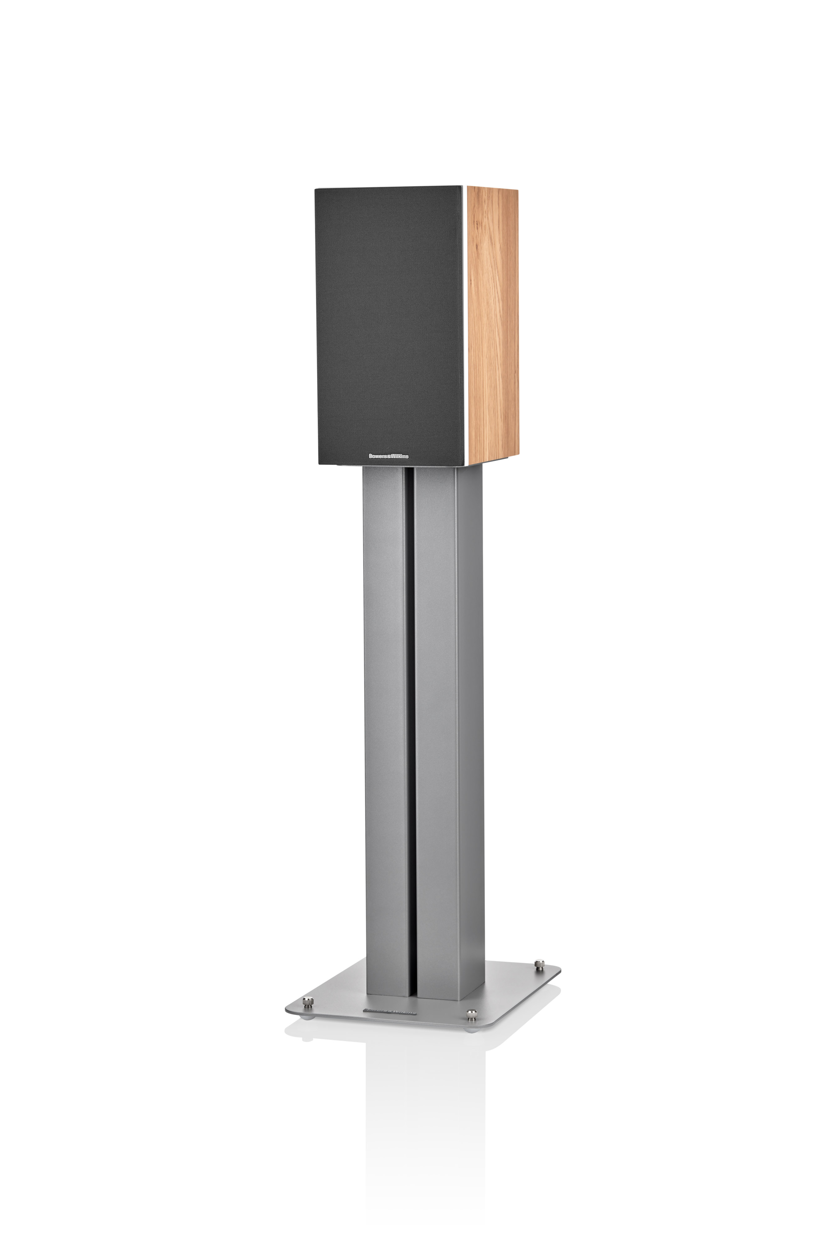 Bowers & Wilkins 607 S3 Eiche Lautsprecher eingedreht mit Abdeckung auf Standfuß FS-600 S3 Silber