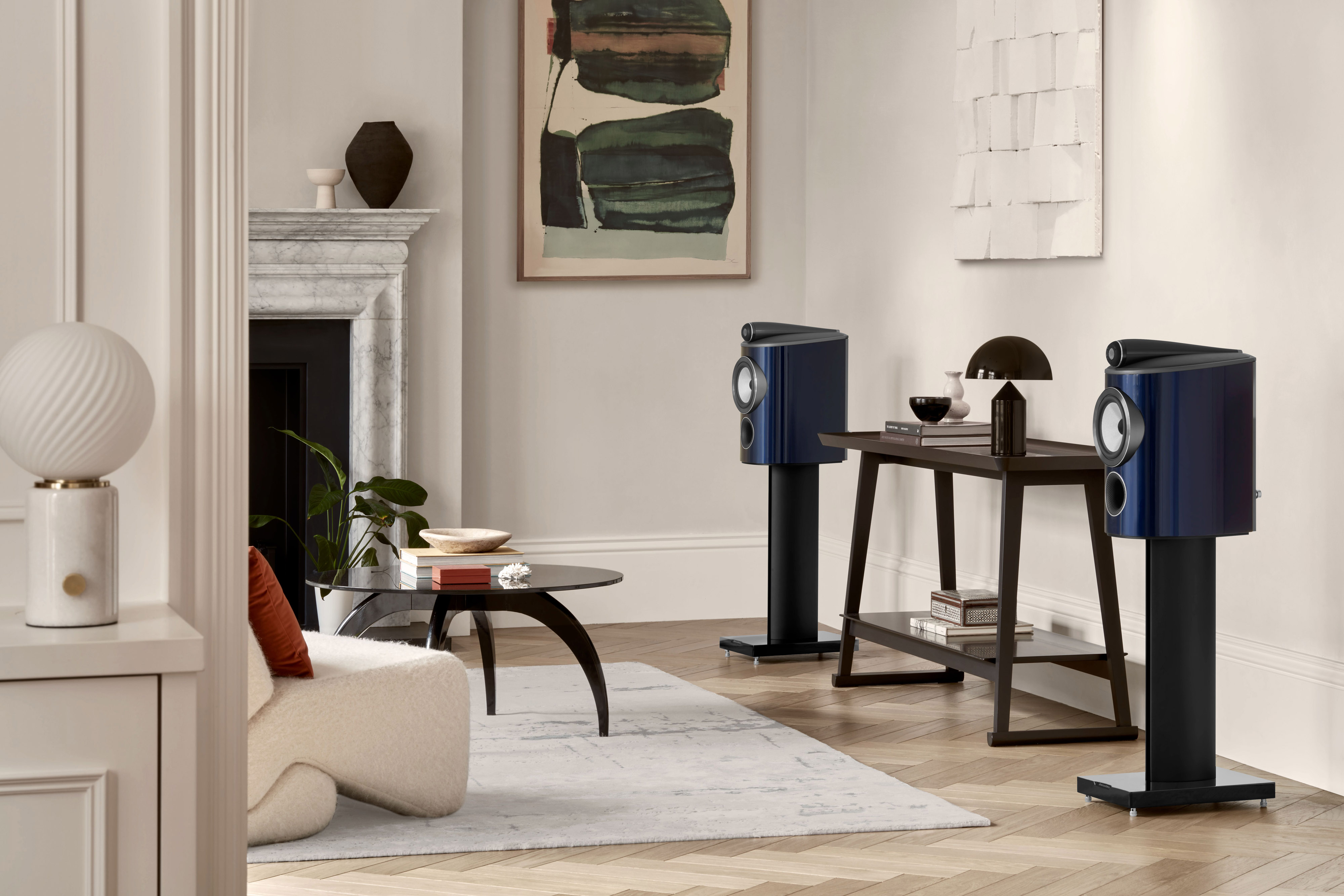 Bowers & Wilkins 805 D4 Signature Midnight Blue Metallic Lautsprecher mit Standfuß in einem Wohnzimmer