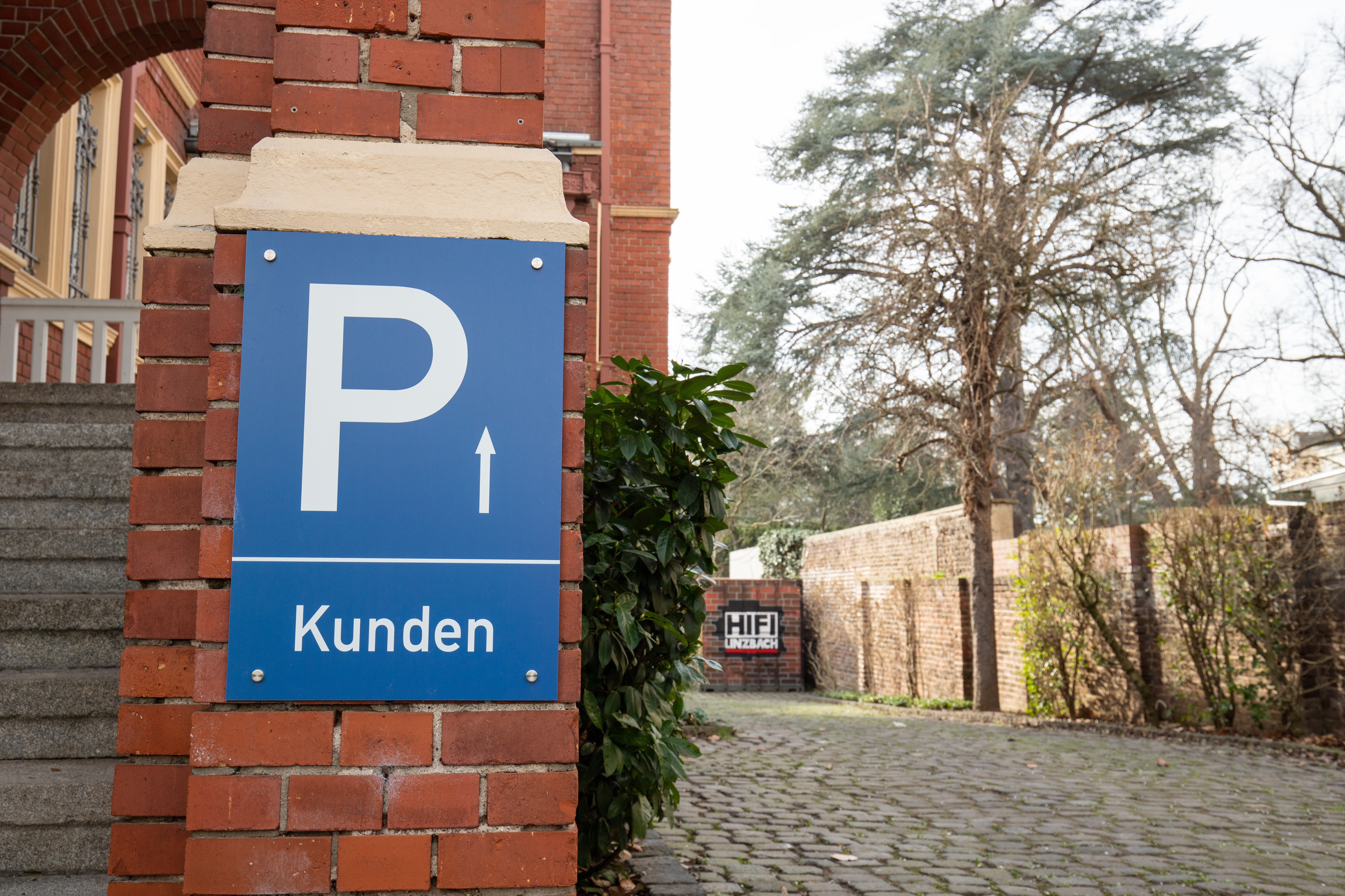 Parkplatzschild auf dem HiFi Linzach Firmengelände