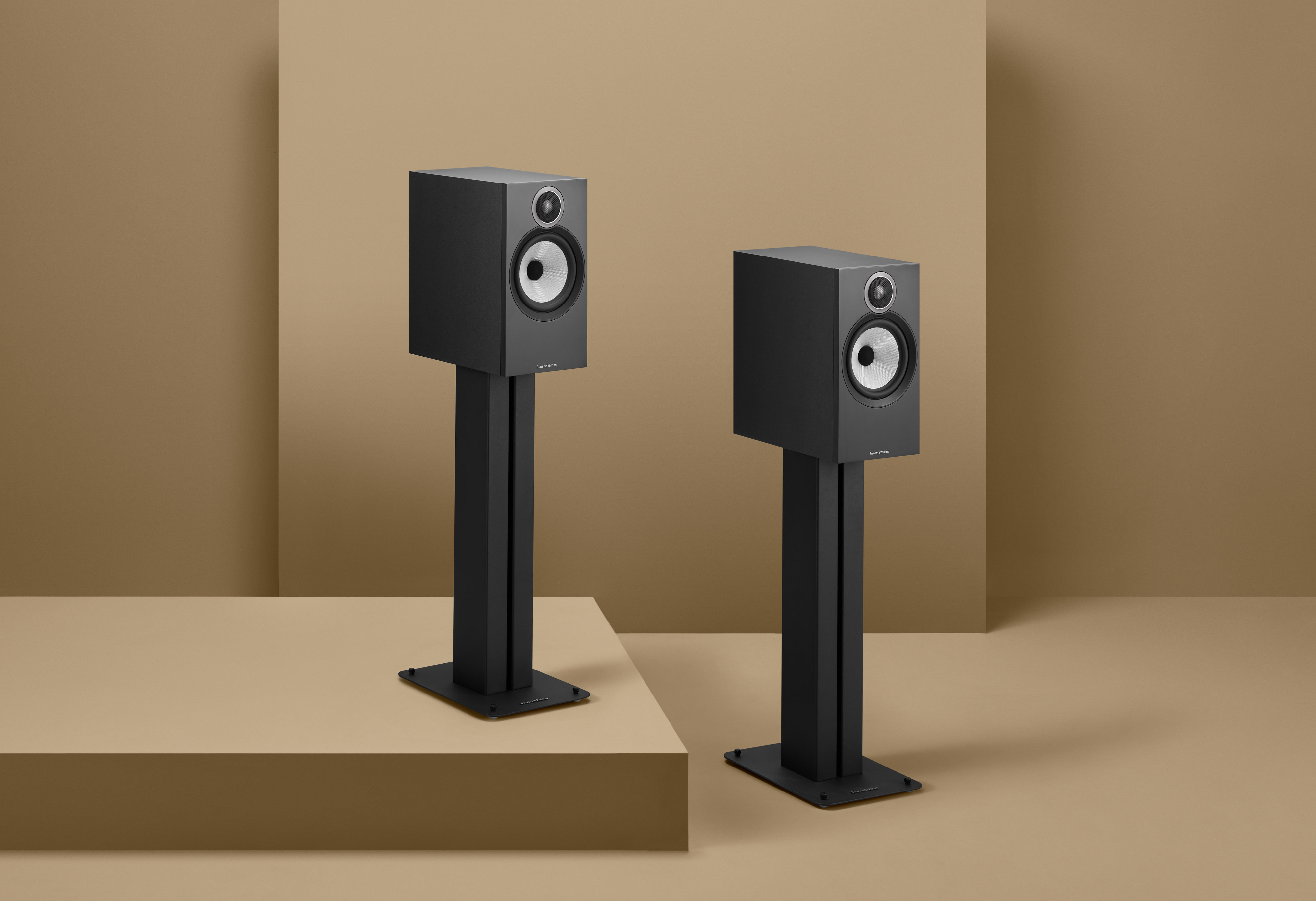 Bowers & Wilkins 606 S3 Schwarz Lautsprecher auf Standfuß FS-600 S3 Schwarz auf einem Podest