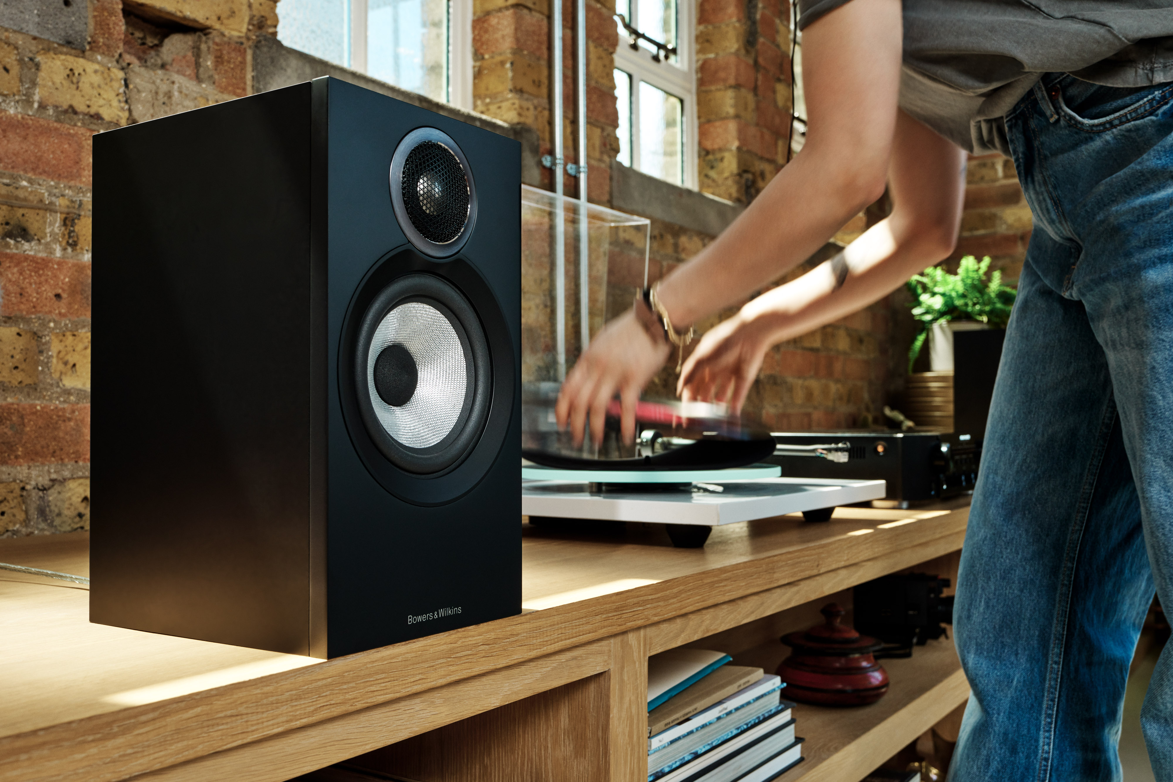 Bowers & Wilkins 607 S3 Schwarz Lautsprecher ohne Abdeckung auf einem Sideboard in einem Wohnzimmer