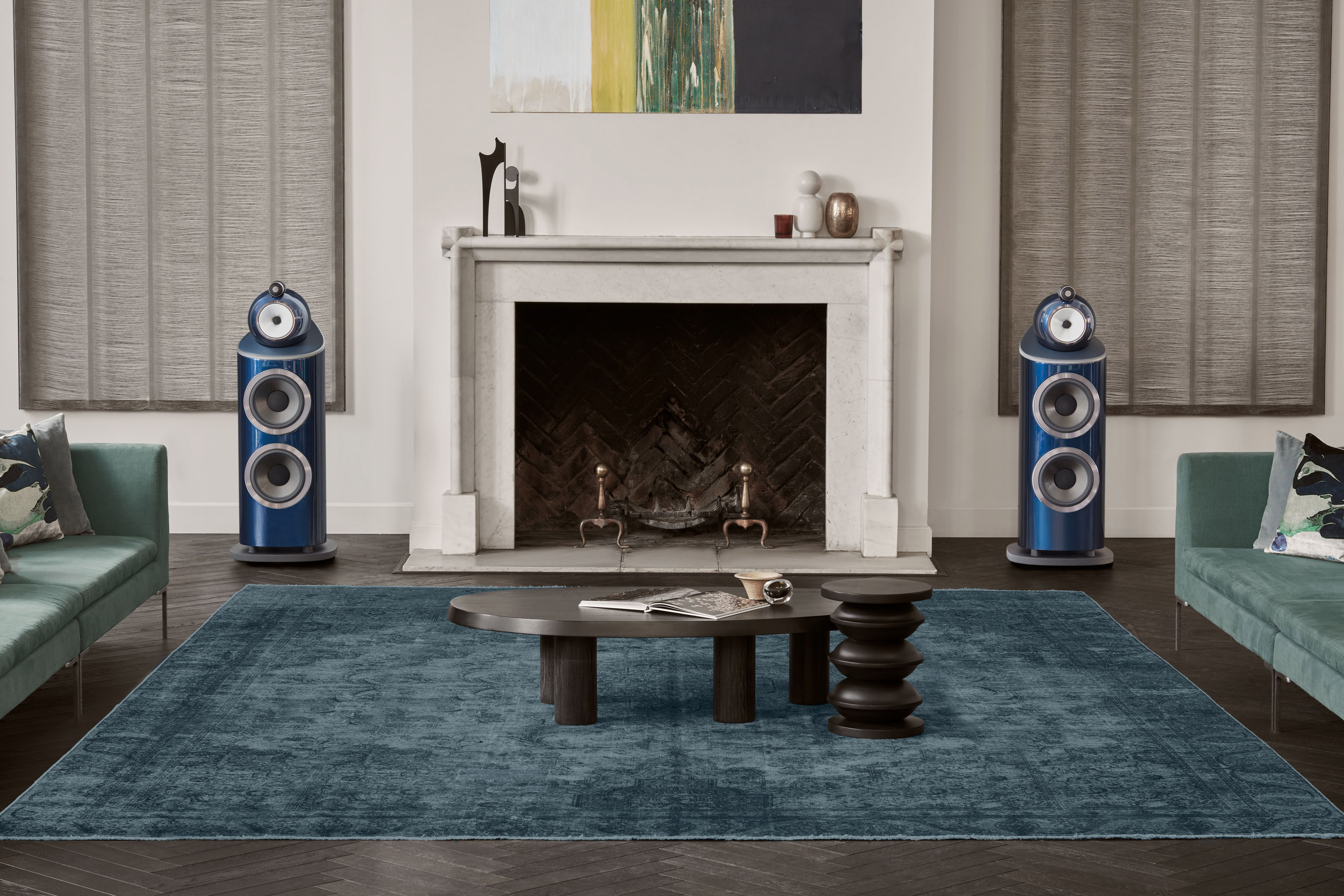 Bowers & Wilkins 801 D4 Signature  Midnight Blue Metallic Lautsprecher in einem Wohnzimmer