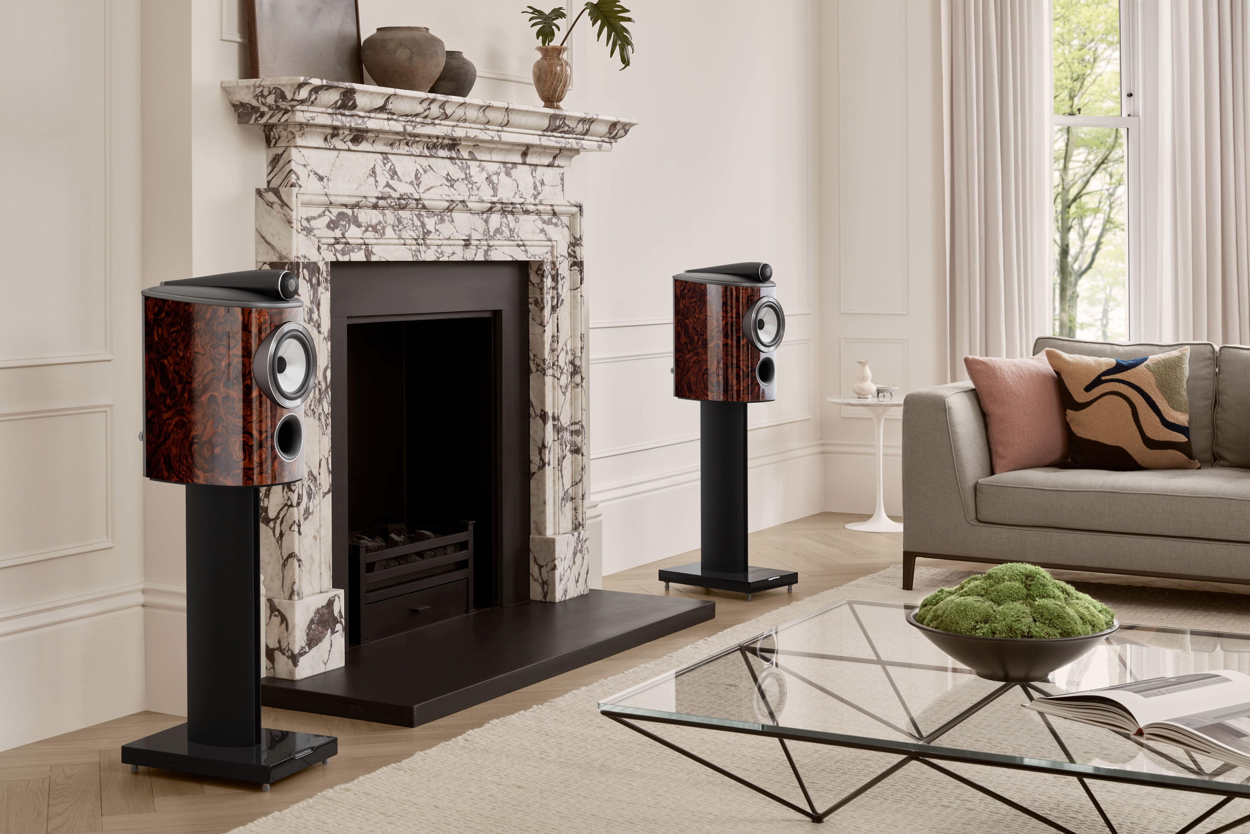 Bowers & Wilkins 805 D4 Signature California Burl Gloss Lautsprecher mit Standfuß in einem Wohnzimmer