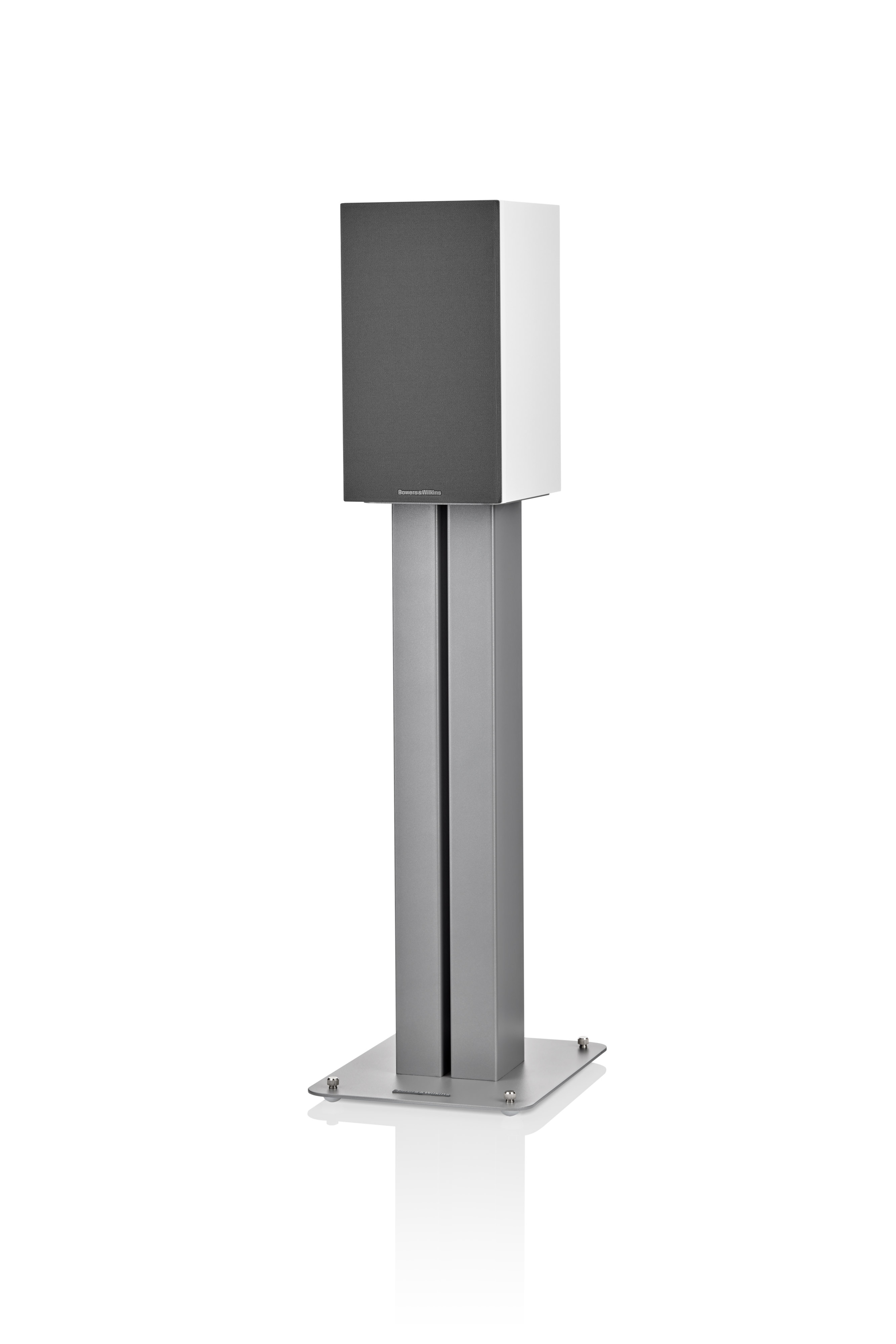Bowers & Wilkins 607 S3 Weiß Lautsprecher eingedreht mit Abdeckung auf Standfuß FS-600 S3 Silber