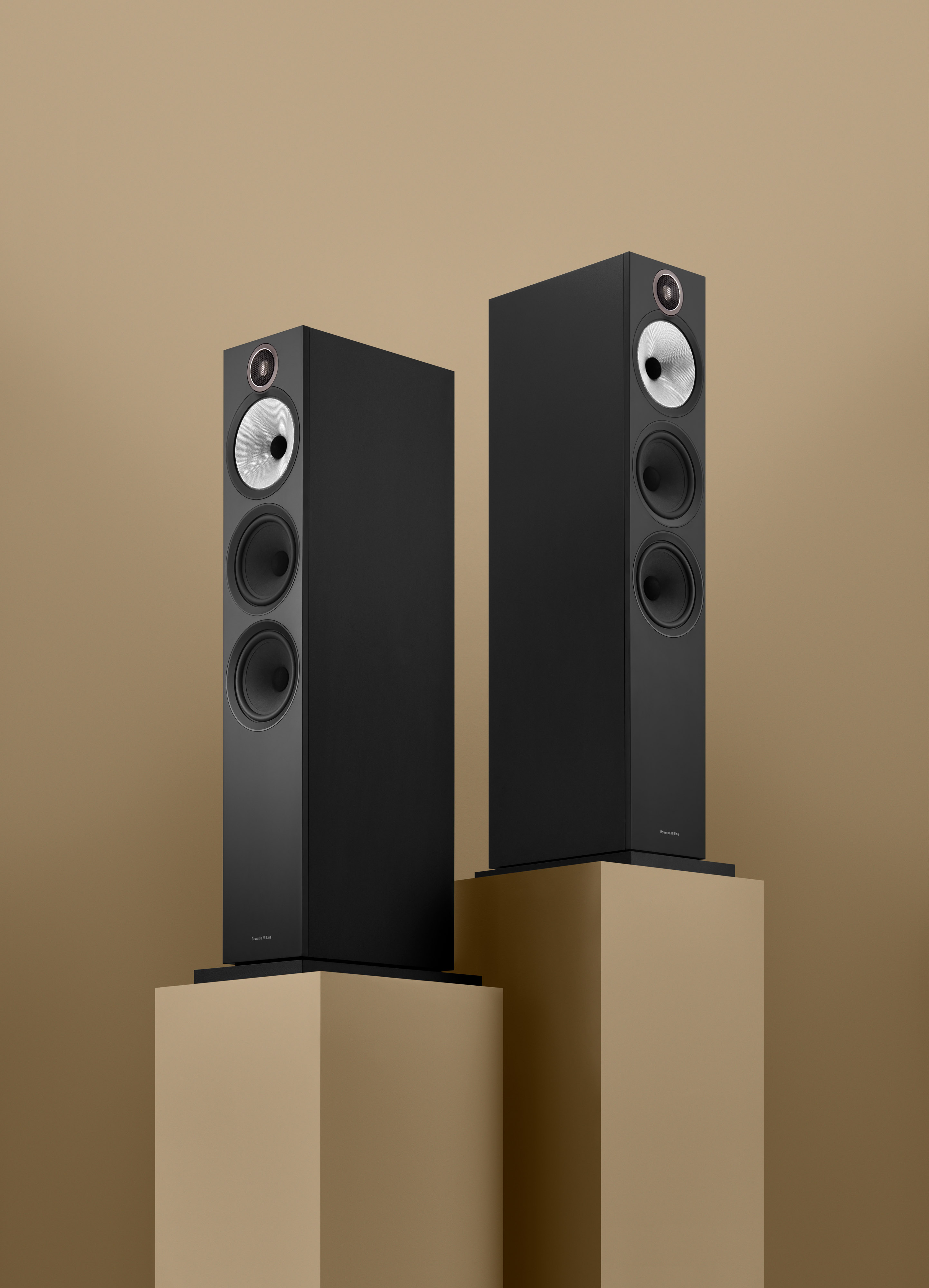 Bowers & Wilkins 603 S3 Schwarz Lautsprecher auf Podesten