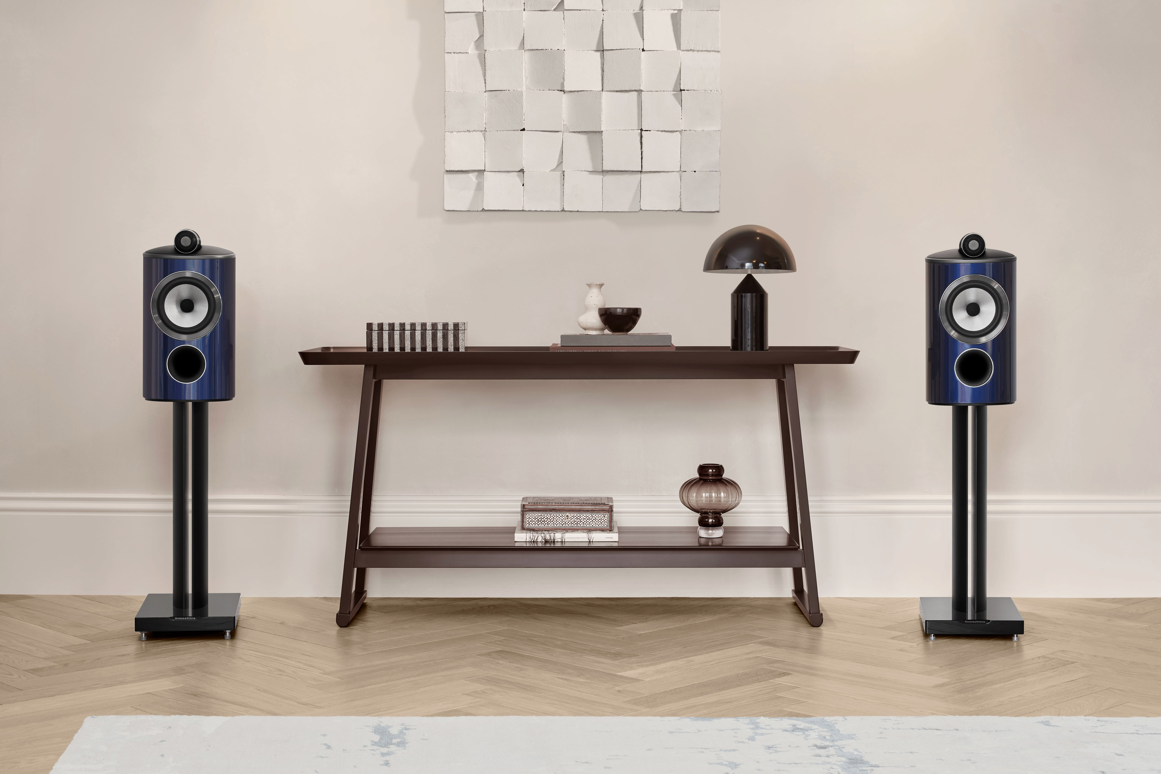 Bowers & Wilkins 805 D4 Signature Midnight Blue Metallic Lautsprecher mit Standfuß in einem Wohnzimmer