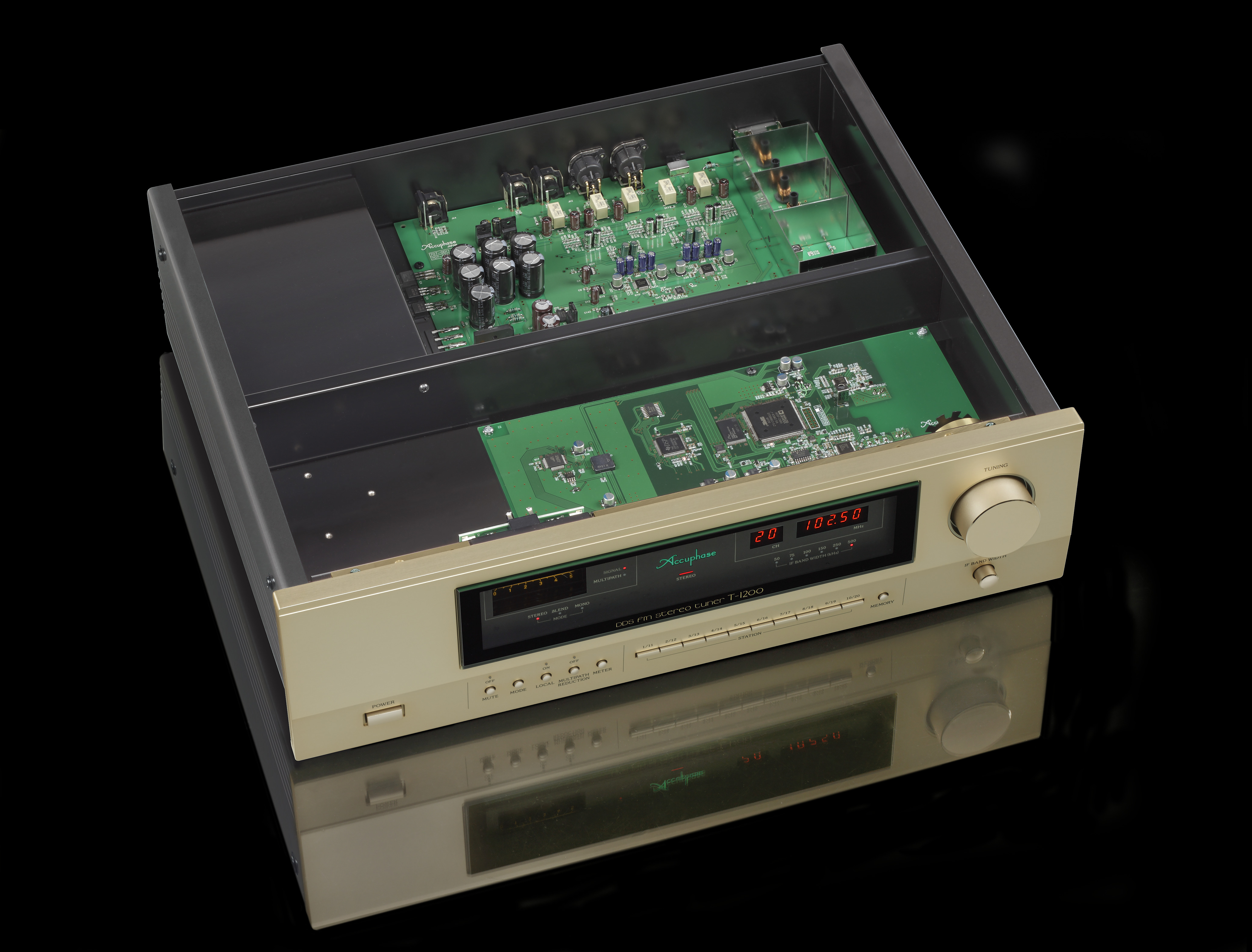 Accuphase T-1200 UKW-Empfänger mit geöffnetem Gehäuse und geöffnetem Digital-Synthesizer